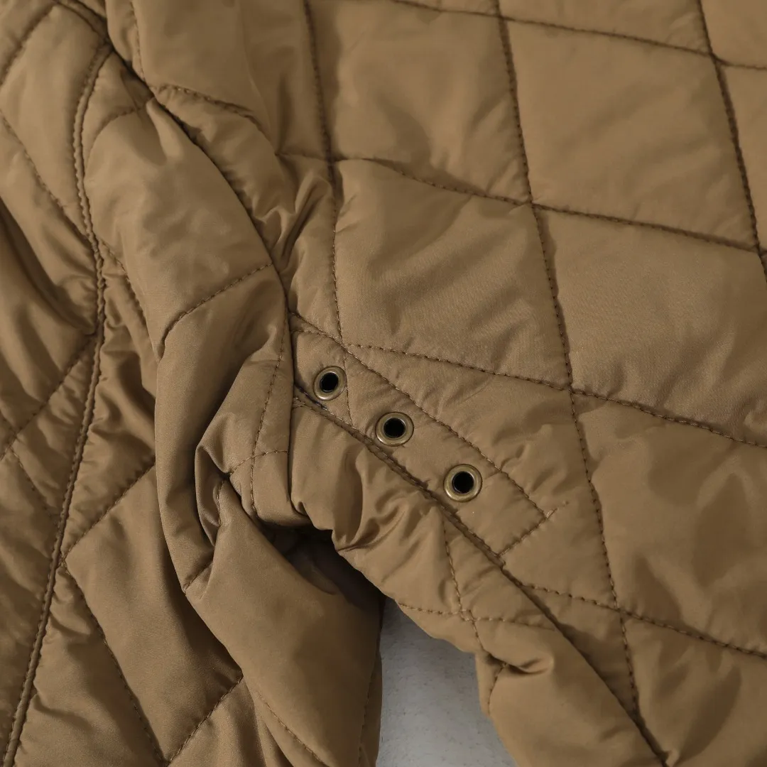 P370 #59 Ralph Lauren classic rhombus quilted cotton jacket for men and women. Inspired by retro workwear, it blends with contemporary British style. The imported machine-pressed rhombus quilting is accurately aligned, and the three-dimensional H-shaped tailoring is neat and slim. It is not bulky when layered in autumn and winter, and still maintains a light style.  Texture is reflected in the details: customized metal buckles, corduroy lapels, breathable eyelets under the arms, and slits on the hem, all replicating the brand's high-end genes. All excipients are standardized!  Five colors to choose from: black/khaki/brown/green/navy blue, easy to switch between commuting, leisure, and travel occasions. Function and appearance coexist: 37.5°C temperature control black technology, breathable and moisture-proof, anti-slip cotton patented fabric, temperature-locking, soft and waxy, durable and stylish. A retro warm-keeping item that can handle low temperatures calmly. The details are all made of craftsmanship, and the style has no limits. It has a classy look that will turn heads.  Color: Khaki Black Navy Green Brown Size: S M L